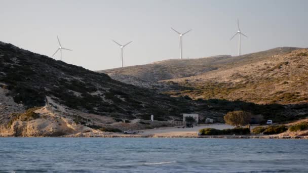 Windkraftanlagen an der Meeresküste bei Sonnenuntergang. — Stockvideo