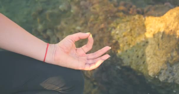 Finger Mudras in der Nähe des Meeres — Stockvideo
