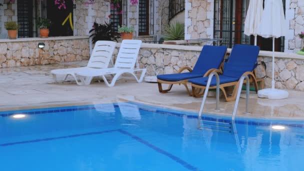 Sillas de playa cerca de piscina — Vídeo de stock