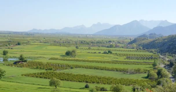 Πράσινο χωράφι και βουνά στην επαρχία της Αττάλειας. Τουρκία — Αρχείο Βίντεο