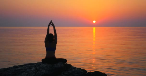 Meditando perto do mar — Vídeo de Stock