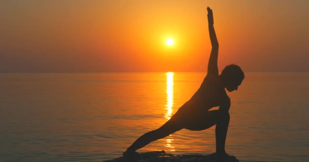 Guerrero pose desde yoga — Vídeo de stock