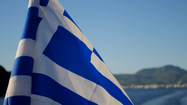 Bandera de Grecia en crucero en yate en el mar — Vídeo de stock