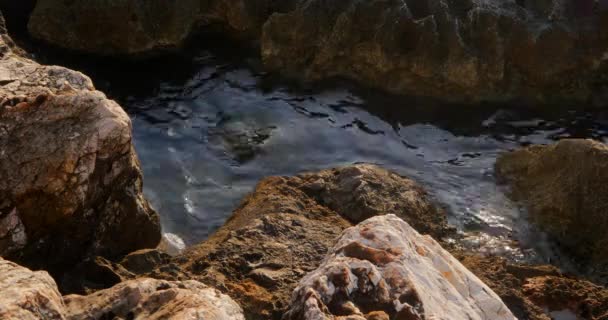 Kayalarda berrak deniz suları — Stok video