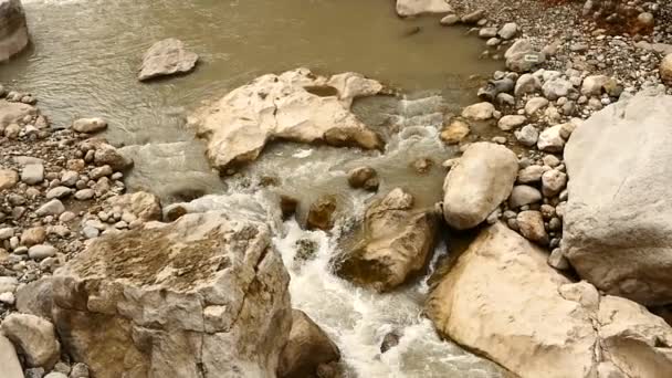 Água a fluir em câmara lenta — Vídeo de Stock