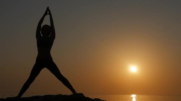 Meditando perto do mar — Vídeo de Stock