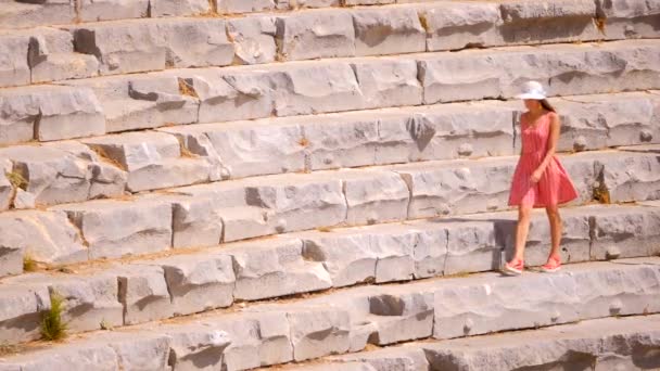 Mujer bonita caminando en Teatro Antiguo — Vídeo de stock