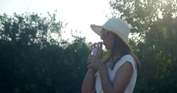 Hermosa mujer con gafas de sol — Vídeos de Stock