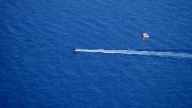 Mavi sularda parasailing