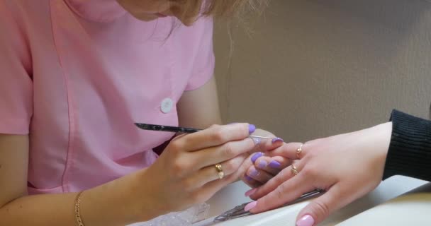 Nageldesign med strass närbild. — Stockvideo