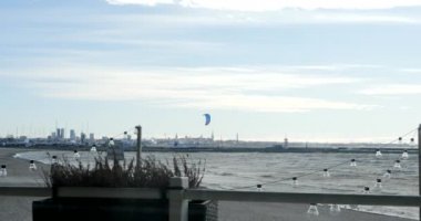 Arka planda Tallinn şehir görünümü.