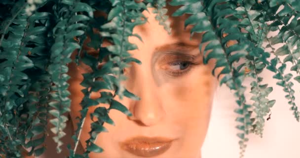 Yeşil eğrelti otu yaprakları ile genç kadının güzellik portresi. — Stok video