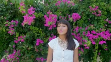 Çiçek duvar arka plan üzerinde güzel kadın