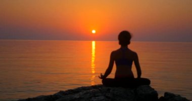 Denize yakın meditasyon
