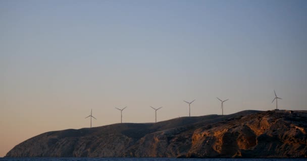 Geradores de energia eólica na costa oceânica ao pôr-do-sol . — Vídeo de Stock