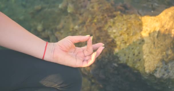 Finger mudra's in de buurt van de zee — Stockvideo