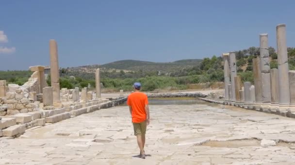 Paseo turístico por la calle columnata en Patara, Turquía — Vídeo de stock