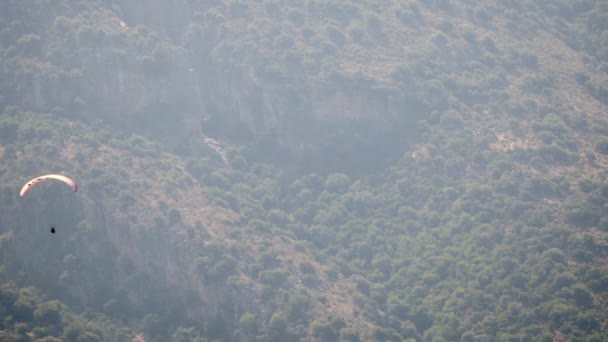 Parapente voa alto no céu — Vídeo de Stock