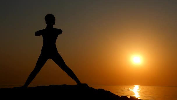 Deportiva hermosa mujer joven que se extiende por la mañana — Vídeos de Stock