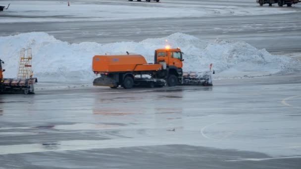 Ventilador de nieve limpiando nieve en aeropuerto — Vídeos de Stock