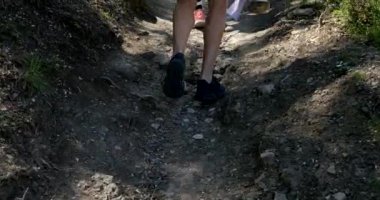 Kadın bacaklar yürüyüş orman yolu yakın