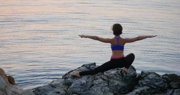 Girl Practices yoga nära havet — Stockvideo