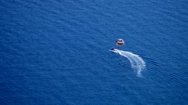 Parasailing en aguas azules — Vídeo de stock