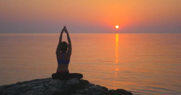 Meditando perto do mar — Vídeo de Stock