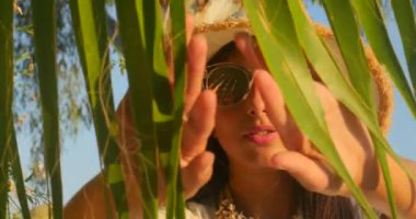 Güneş gözlüklü güzel kadın.