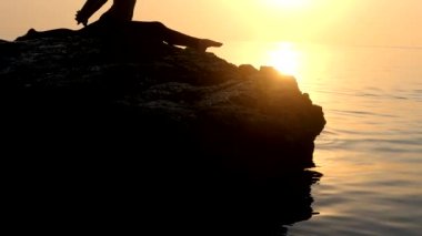 Güzel kadın yapıyor sağ bacak kayalar üzerinde bölünmüş