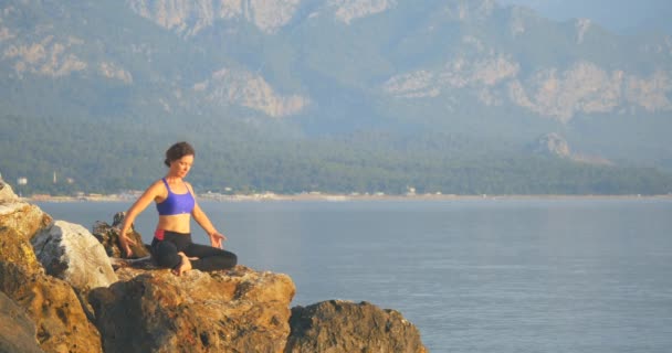 Meditare vicino al mare — Video Stock