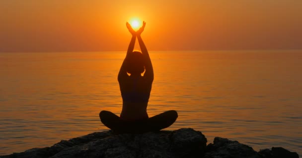 Meditando perto do mar — Vídeo de Stock