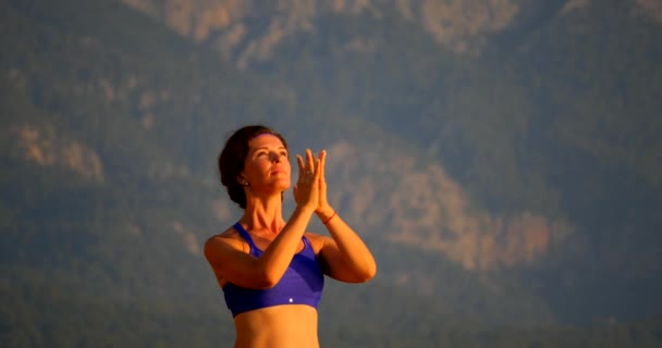 Meditando perto do mar — Vídeo de Stock