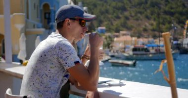 Genç çift dışarıda kahve içip milkshake içiyor.