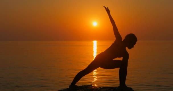 Meditando perto do mar — Vídeo de Stock