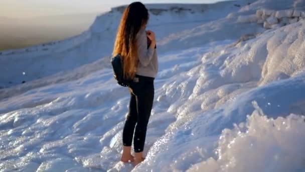 Young woman walking in Pamukkale terraces — Stock Video
