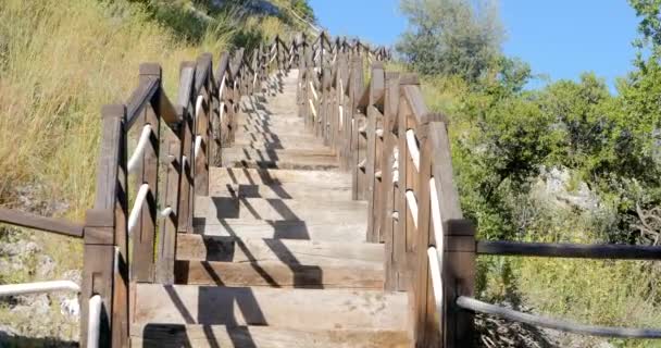 Открытая деревянная лестница — стоковое видео