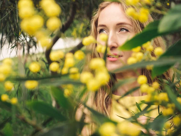春の若い美しい笑顔の女性オーストラリアゴールデンウォートルツリー. — ストック写真