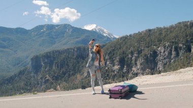 Genç kadın selfie ile cep telefonu açık havada alarak