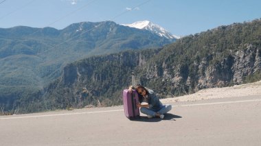 Güneşli bir günde açık havada kırsal yolda kayıp bagaj