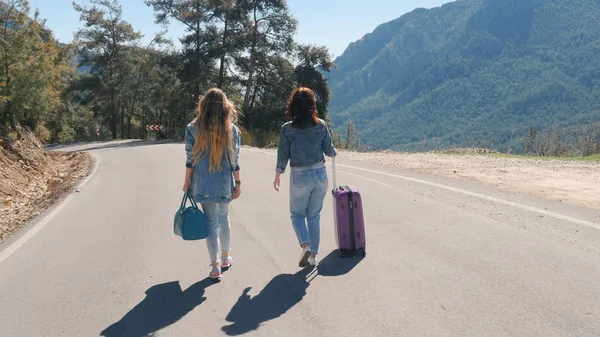 Dos chicas jóvenes caminando por el camino con hermoso paisaje natural —  Fotos de Stock