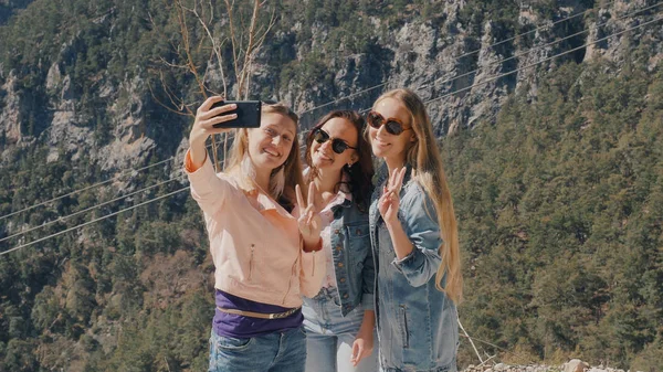Trois jeunes femmes prenant selfie avec téléphone portable — Photo