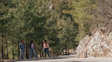 Kot pantolon ağaç genç kadın orman yolda eğlenmek giymek