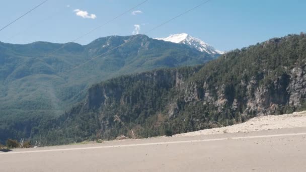 Bella signorina sulla strada rurale con valigia Autostop nella giornata di sole all'aperto — Video Stock