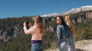 Fotoğraf çekmek isteyen genç kızlar.