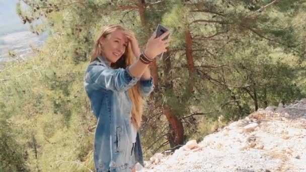 Giovane donna che prende selfie con il telefono cellulare all'aperto — Video Stock