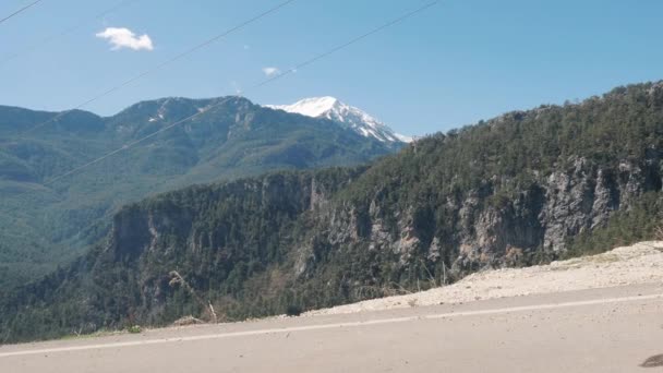 美丽的年轻女士在农村的道路上与手提箱搭便车在阳光明媚的一天户外 — 图库视频影像