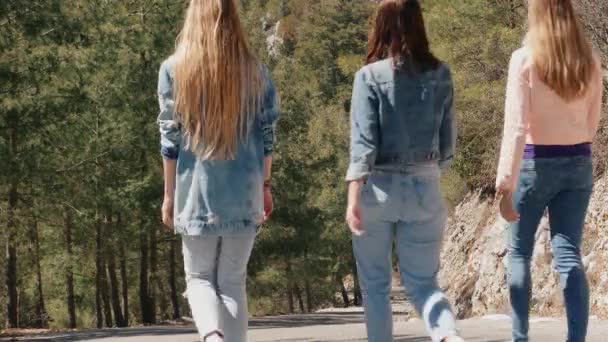 Träd ung kvinna i jeans slitage gå ner skogs vägen — Stockvideo