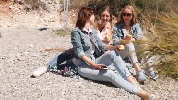 Молодые женщины наслаждаются прекрасным пейзажем — стоковое видео