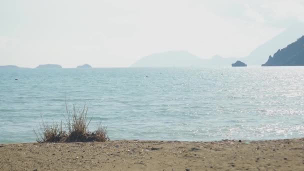 Krásný klidný výhled na pobřeží a hory — Stock video
